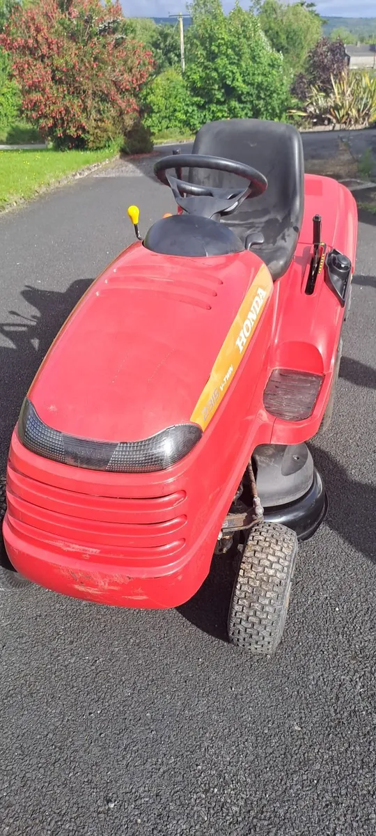 Honda 2315 V-Twin Ride-on Lawnmower - Image 2