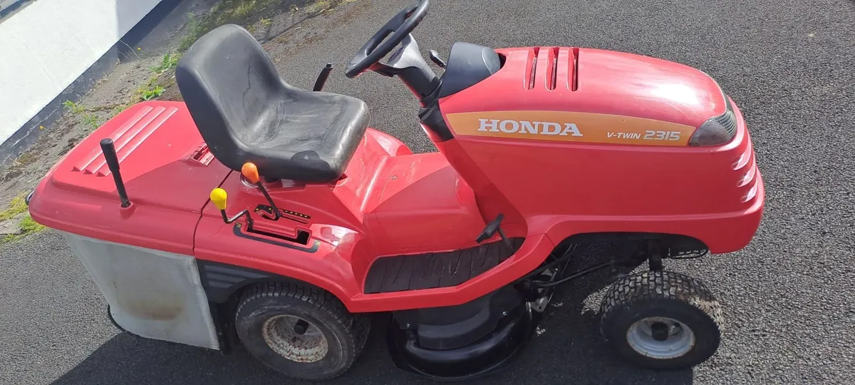 Honda 2315 V-Twin Ride-on Lawnmower - Image 3