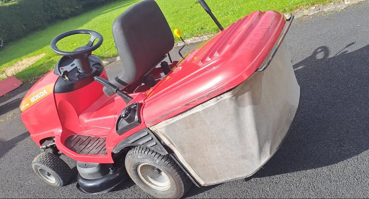 Honda 2315 V-Twin Ride-on Lawnmower - Image 4