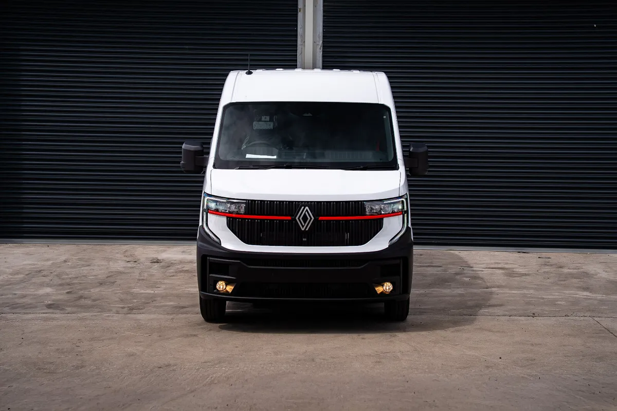 2026 Twin Slider Renault Trucks Master #RedEdition - Image 4
