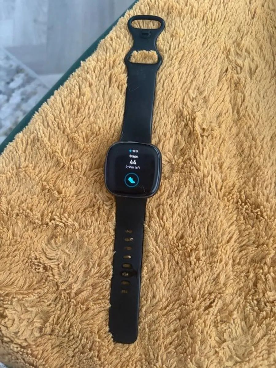 Fitbit Versa 4 - Image 1