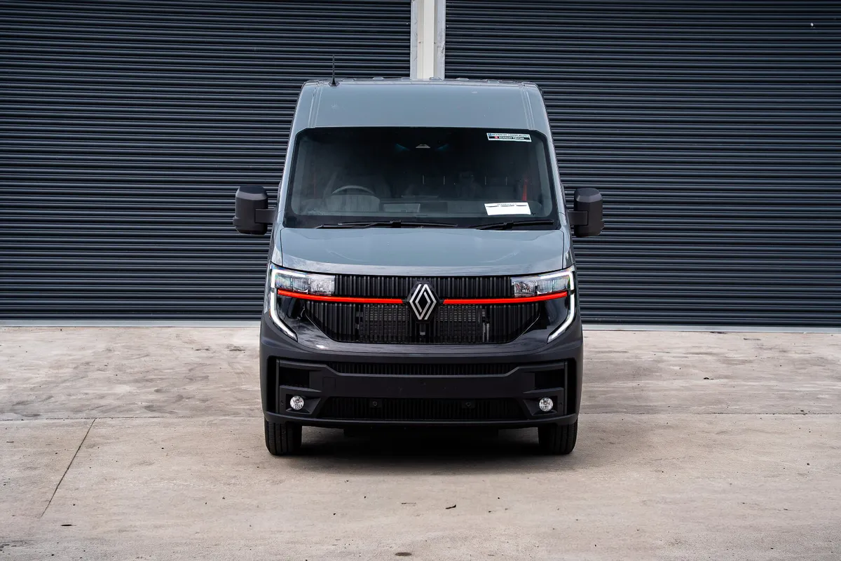2026 Auto Renault Master #RedEdition 170HP - Image 3
