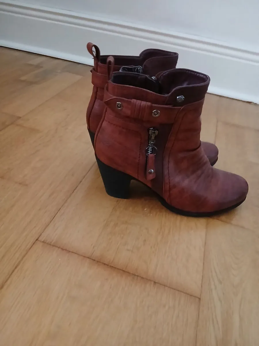 Red boots - Image 1