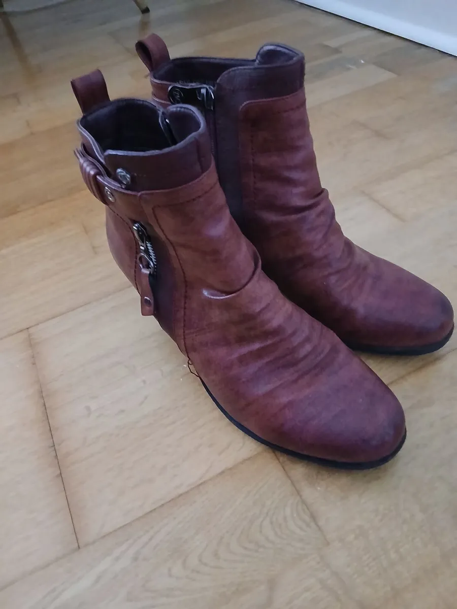 Red boots - Image 2