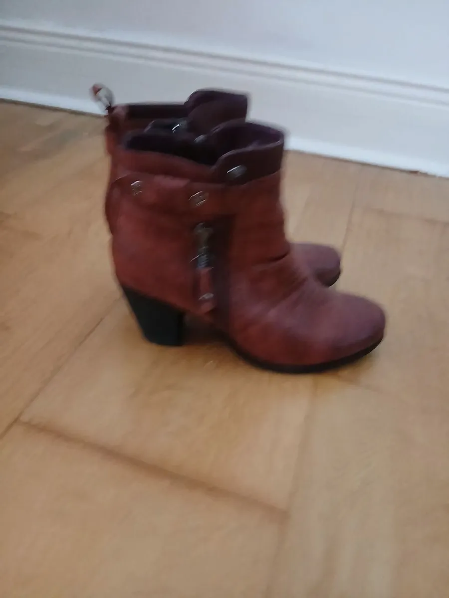 Red boots - Image 4