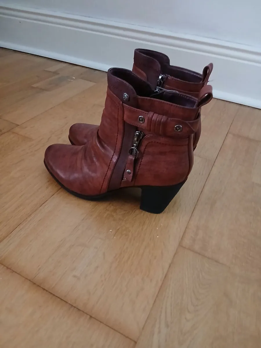 Red boots - Image 3