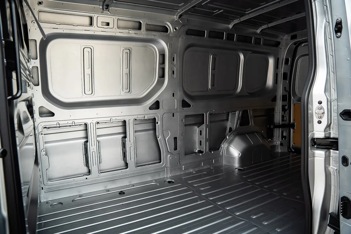 2026 Auto Renault Trucks Master #RedEdition Silver - Image 3