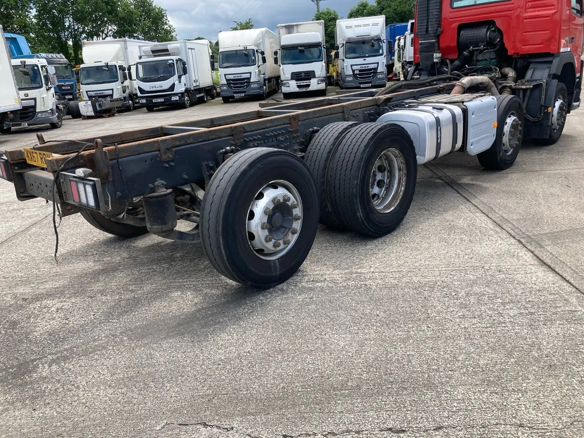 2018 Volvo FM 8x2 24 ft chassis cab - Image 3