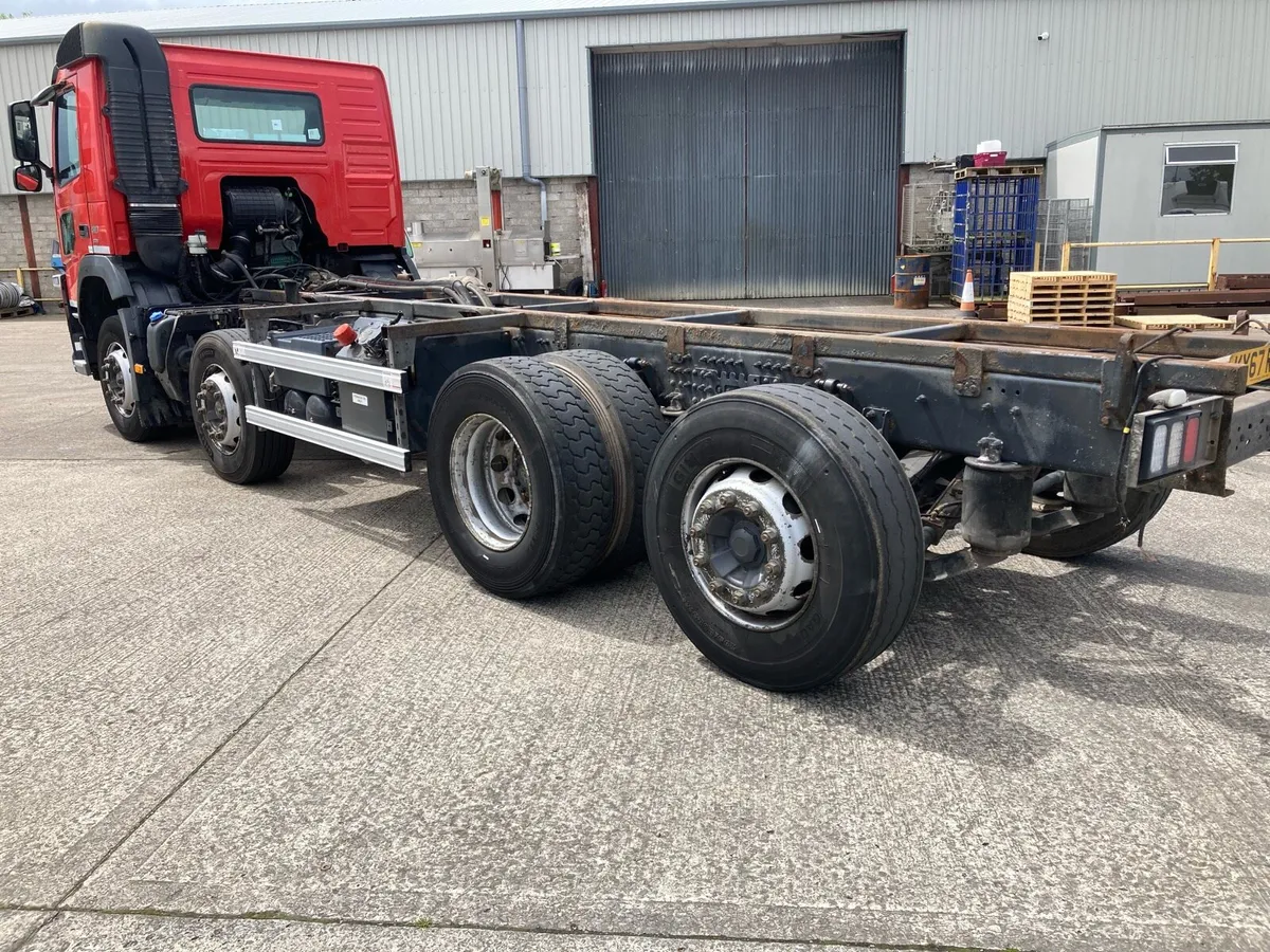 2018 Volvo FM 8x2 24 ft chassis cab - Image 4