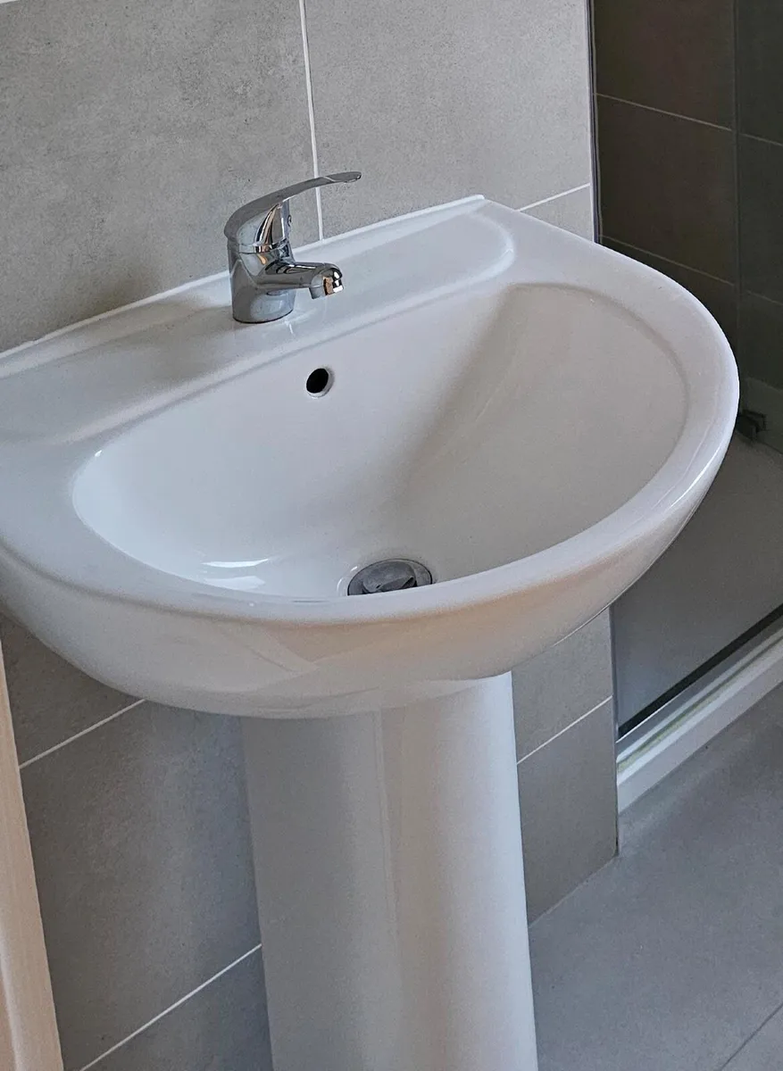 2 x Pedestal basin - Image 2