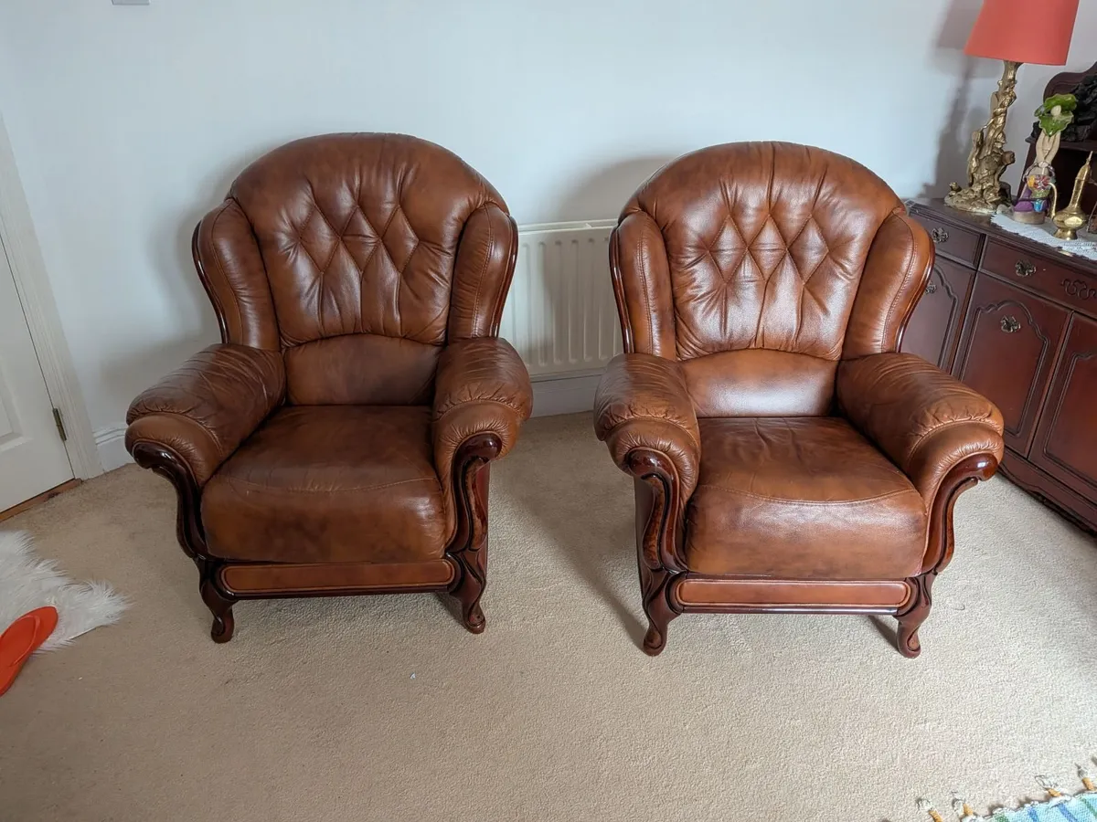 Like new leather sofa for sale - Image 3