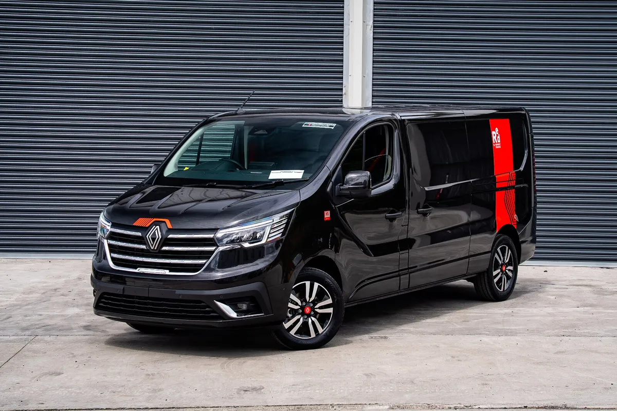 2026 Renault Trafic Exclusive Black 150/170 HP - Image 2