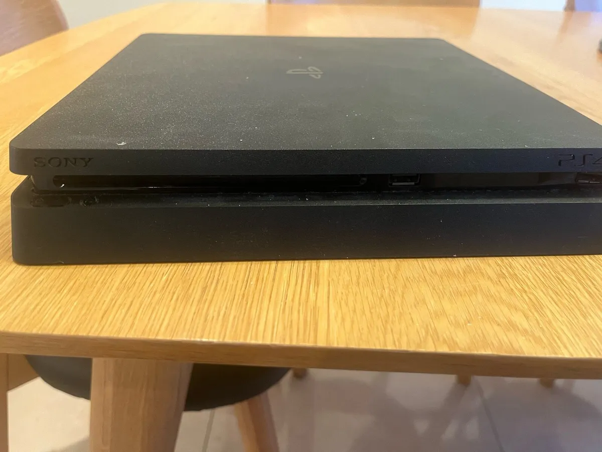 PlayStation 4 + 2 controllers - Image 3