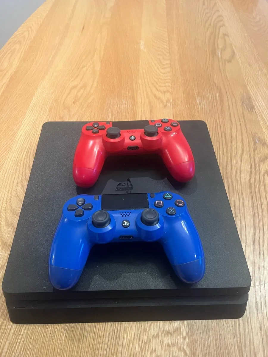 PlayStation 4 + 2 controllers - Image 1