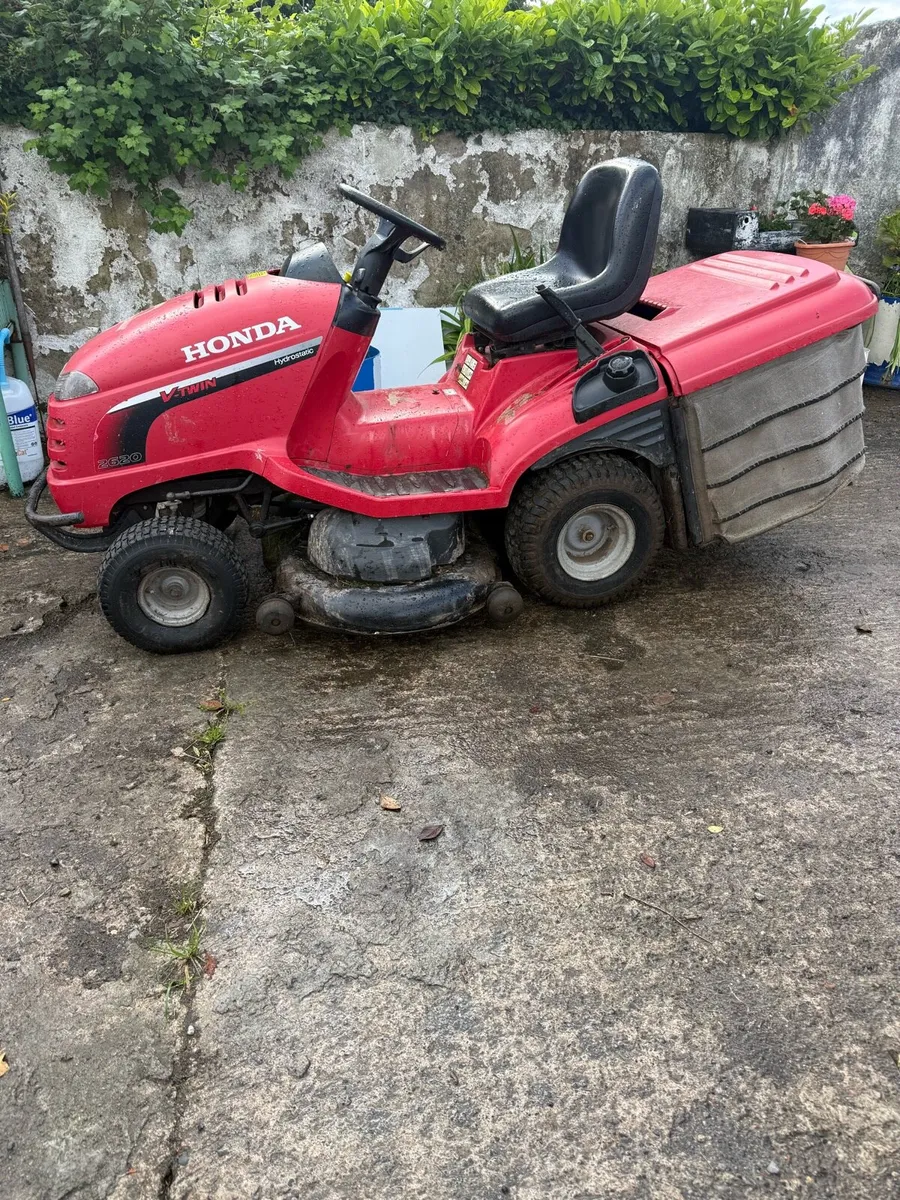 Honda V-Twin lawnmower - Image 1