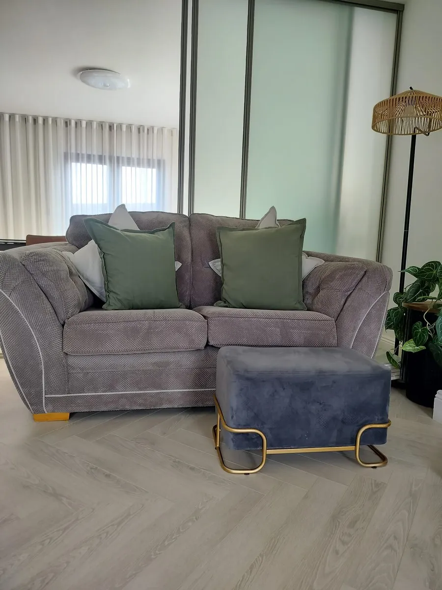 Suite of furniture - Image 1