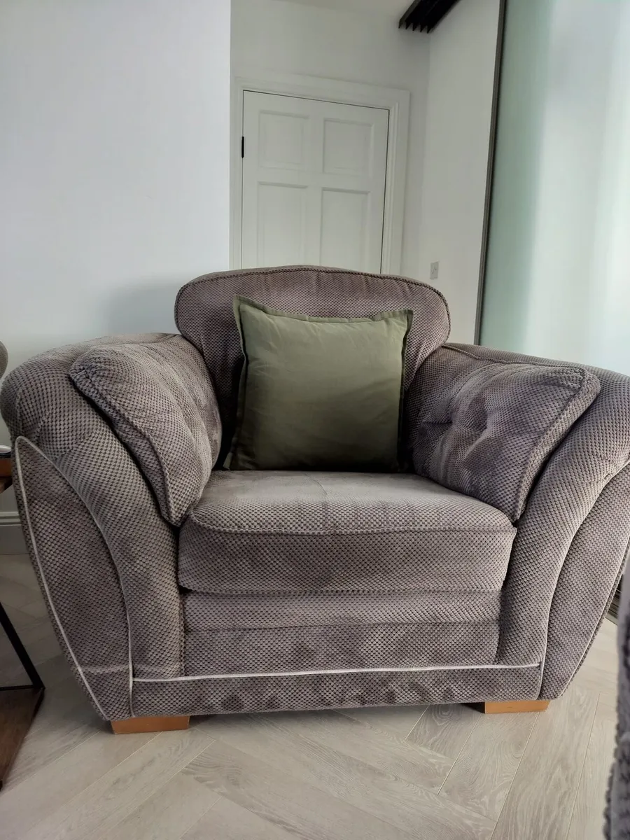 Suite of furniture - Image 2