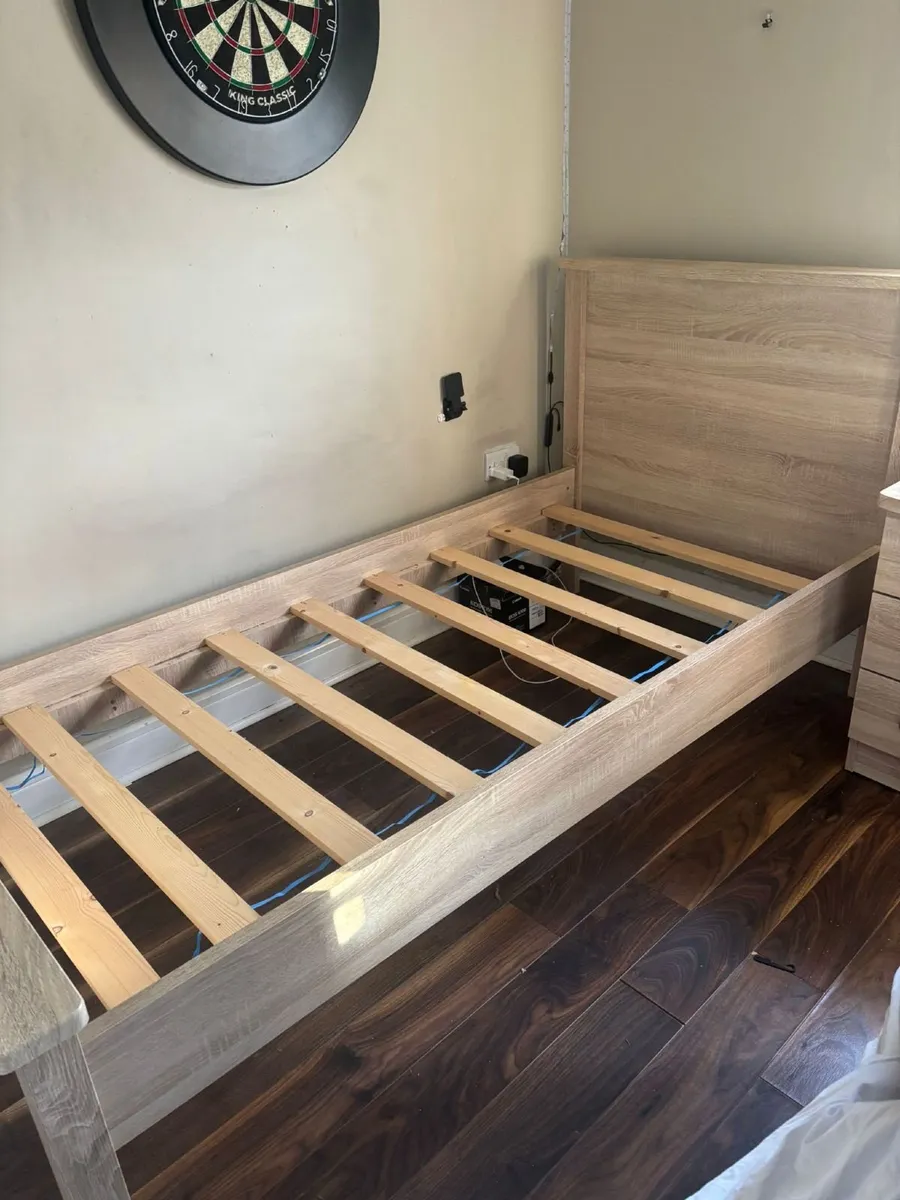 Single bed and locker - Image 1
