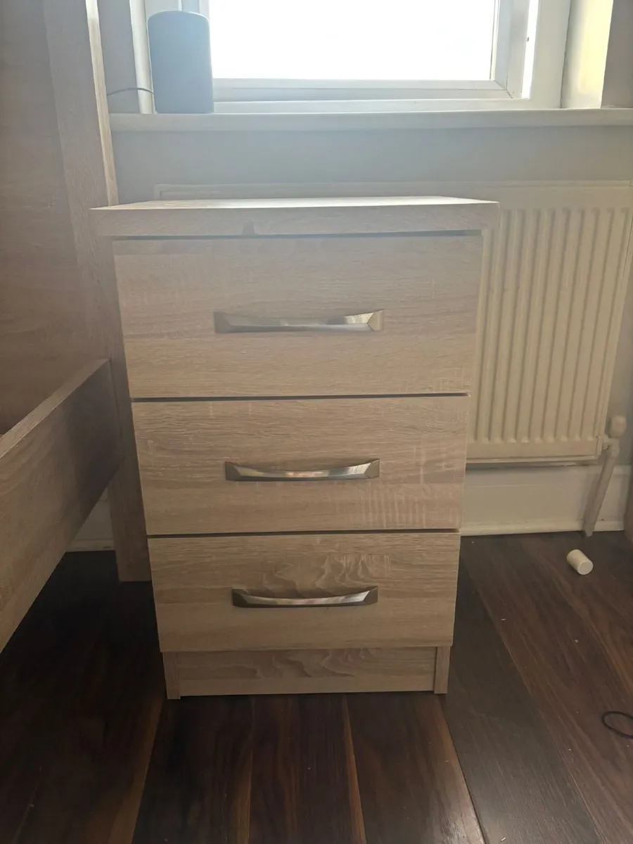 Single bed and locker - Image 3