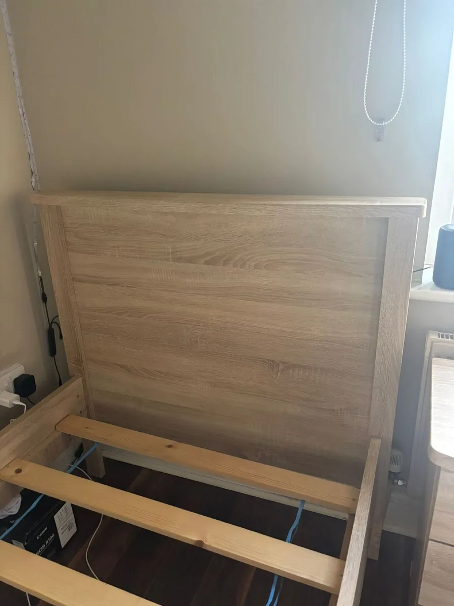 Single bed and locker - Image 4