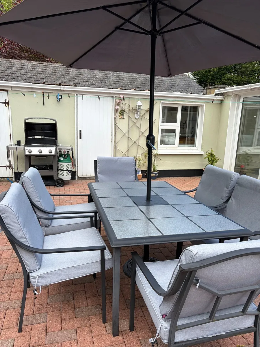 Patio table and 6 chairs - Image 1