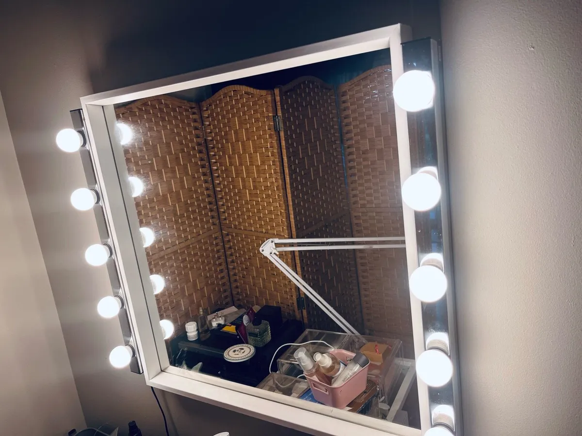 Mirror with lights and dressing table - Image 2