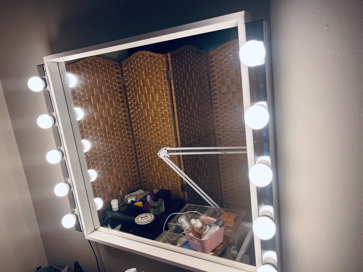 Mirror with lights and dressing table - Image 1
