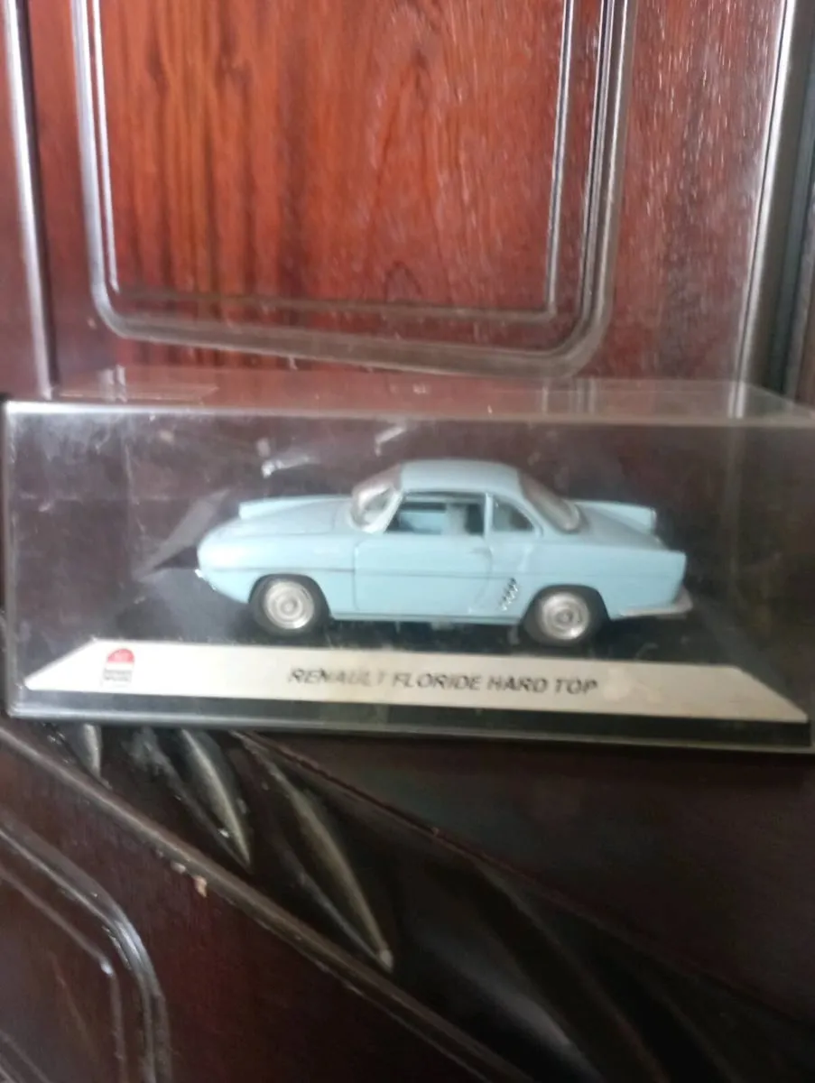 RENAULT FLORIDA HARD TOP 1-43 DIE--CAST CAR. - Image 2