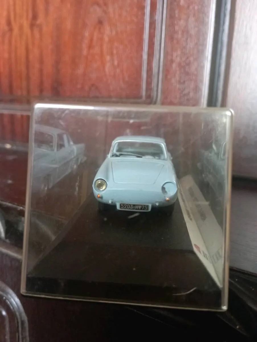 RENAULT FLORIDA HARD TOP 1-43 DIE--CAST CAR. - Image 3
