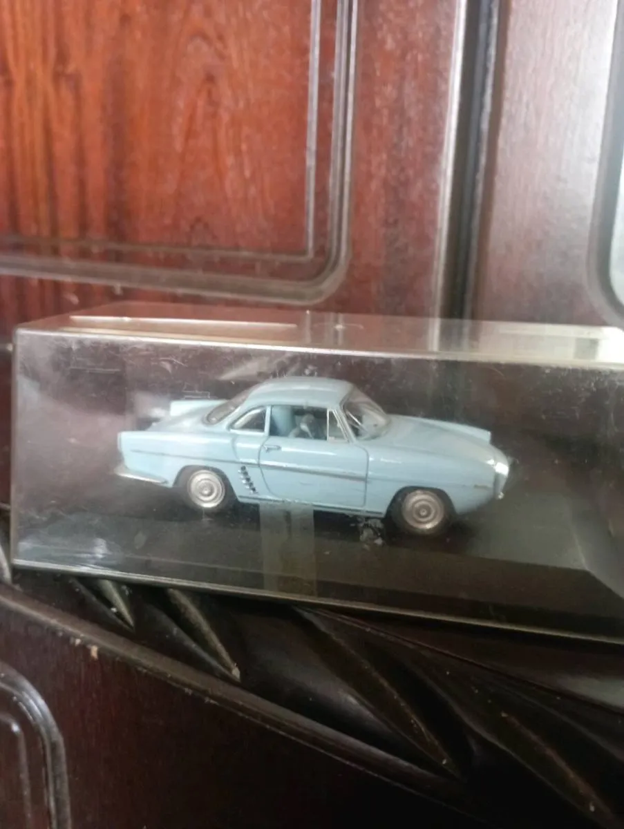 RENAULT FLORIDA HARD TOP 1-43 DIE--CAST CAR. - Image 4