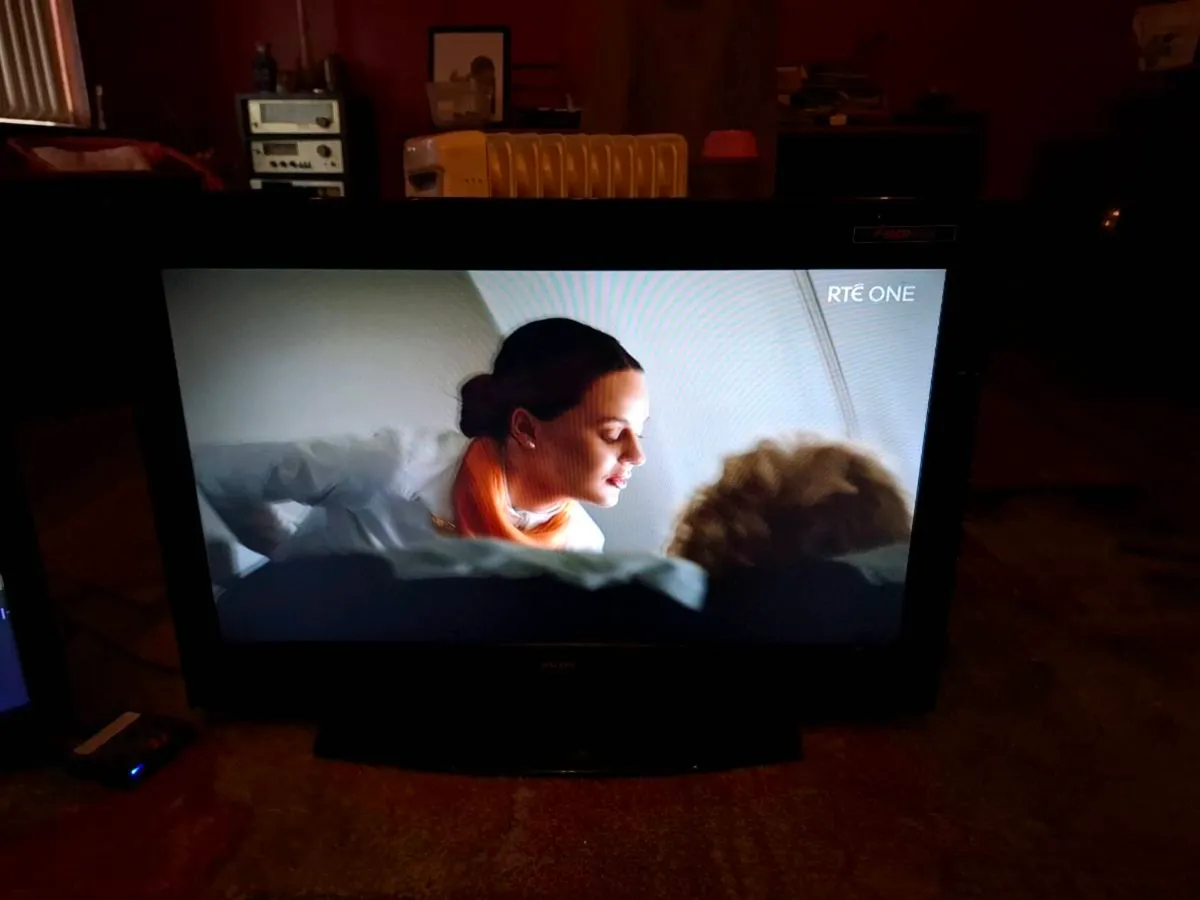 32 INCH LCD TELEVISION - Image 2