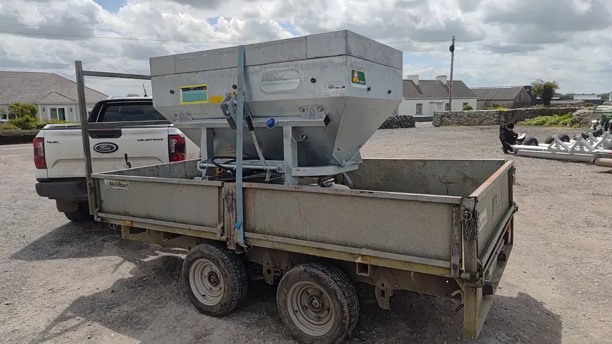 Tolmet fertiliser spreader - Image 3