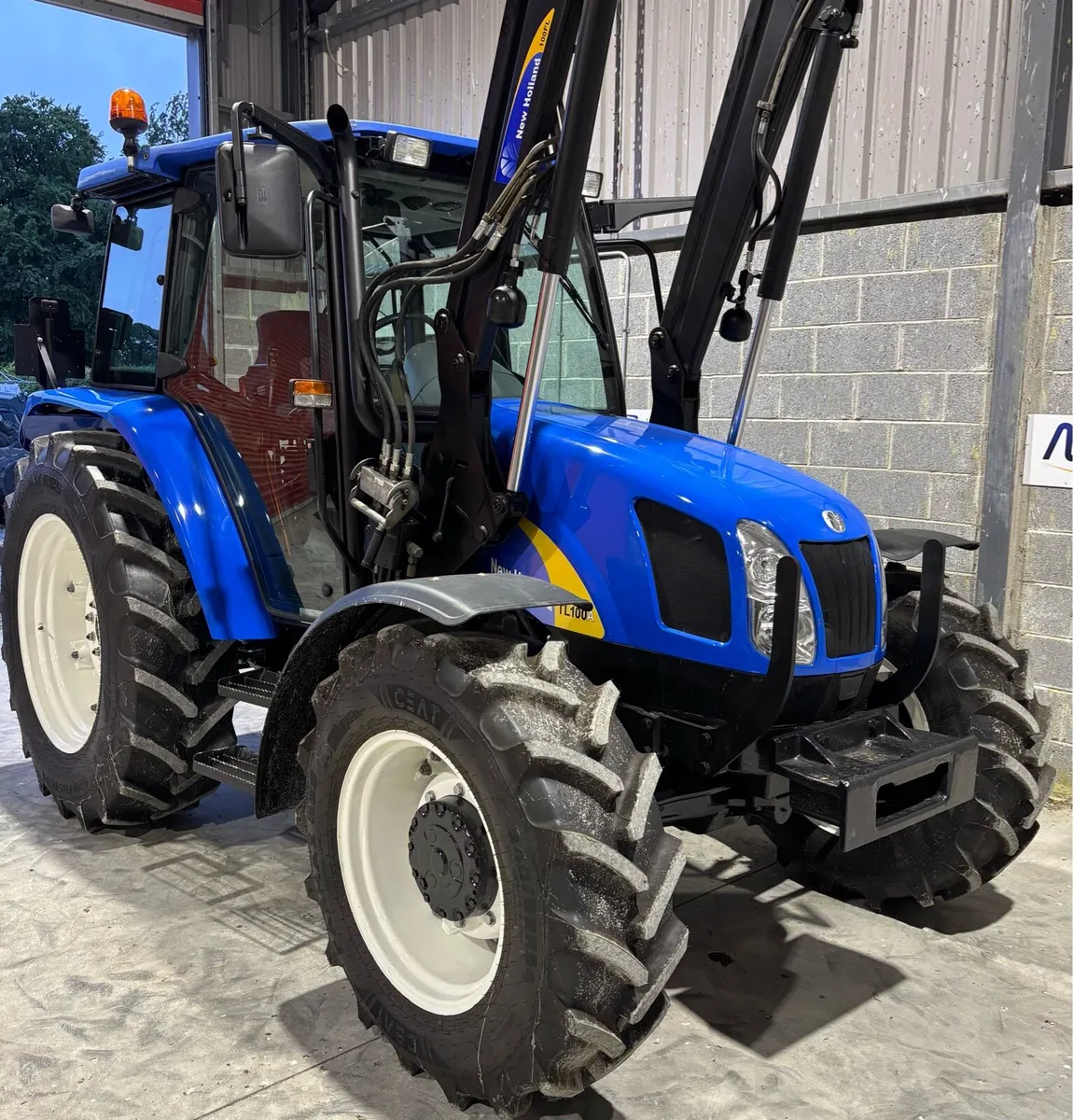 NEW HOLLAND TL100A c/w LOADER ** Full Spec** - Image 1