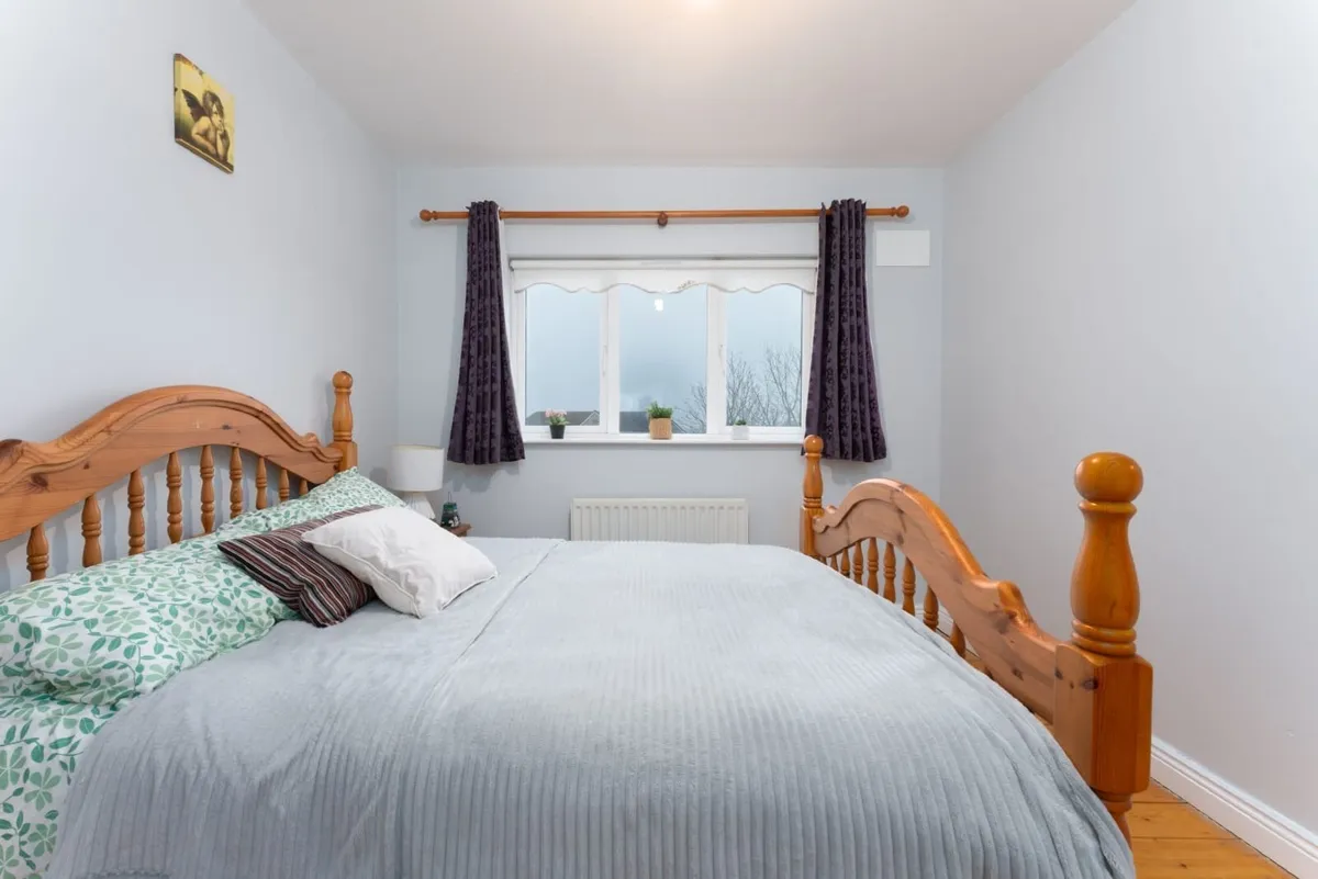 Single and double bed, dining table, microwave - Image 3