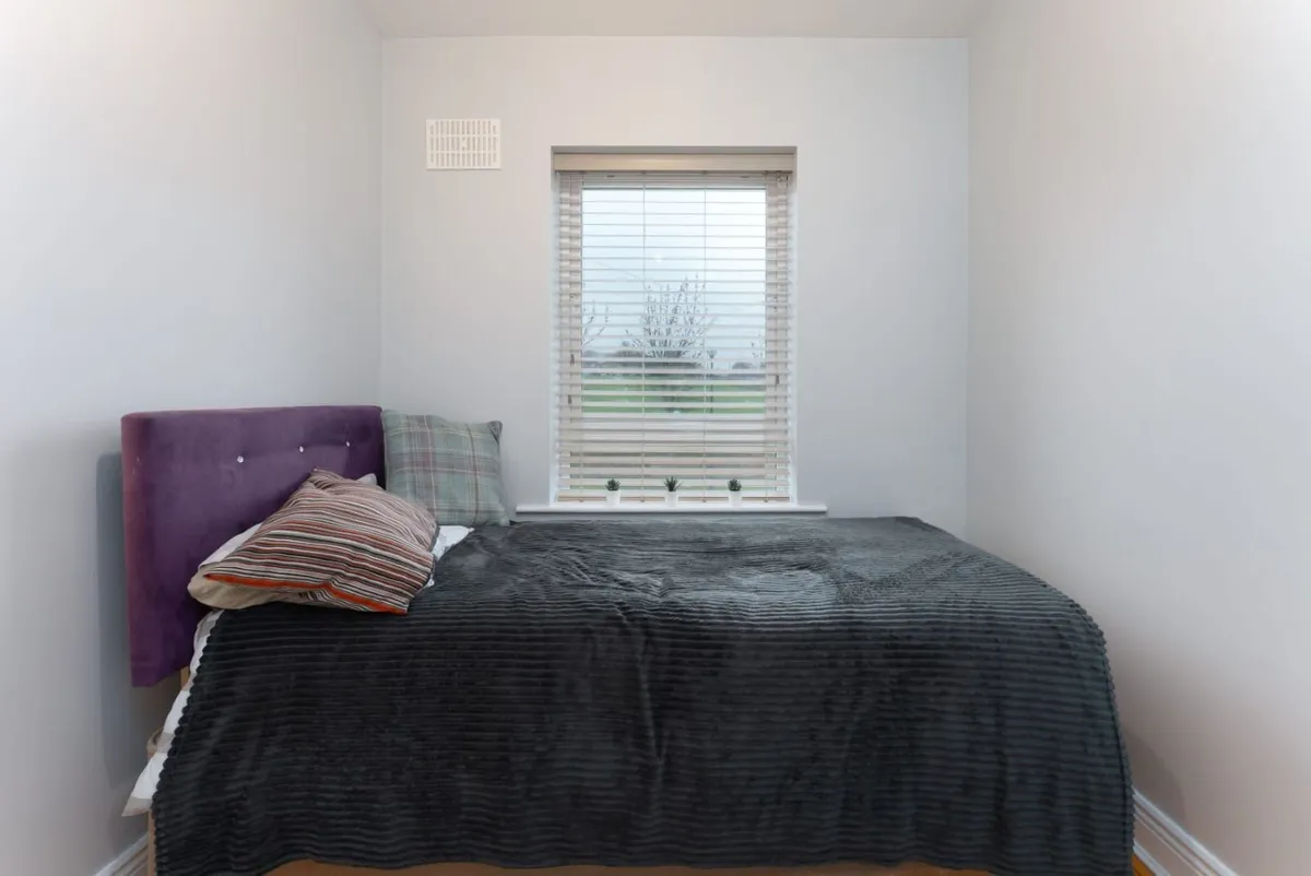 Single and double bed, dining table, microwave - Image 4