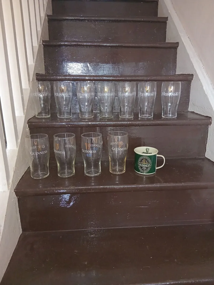 11 GUINNESS PINT GLASSES & GUINNESS ENAMEL MUG