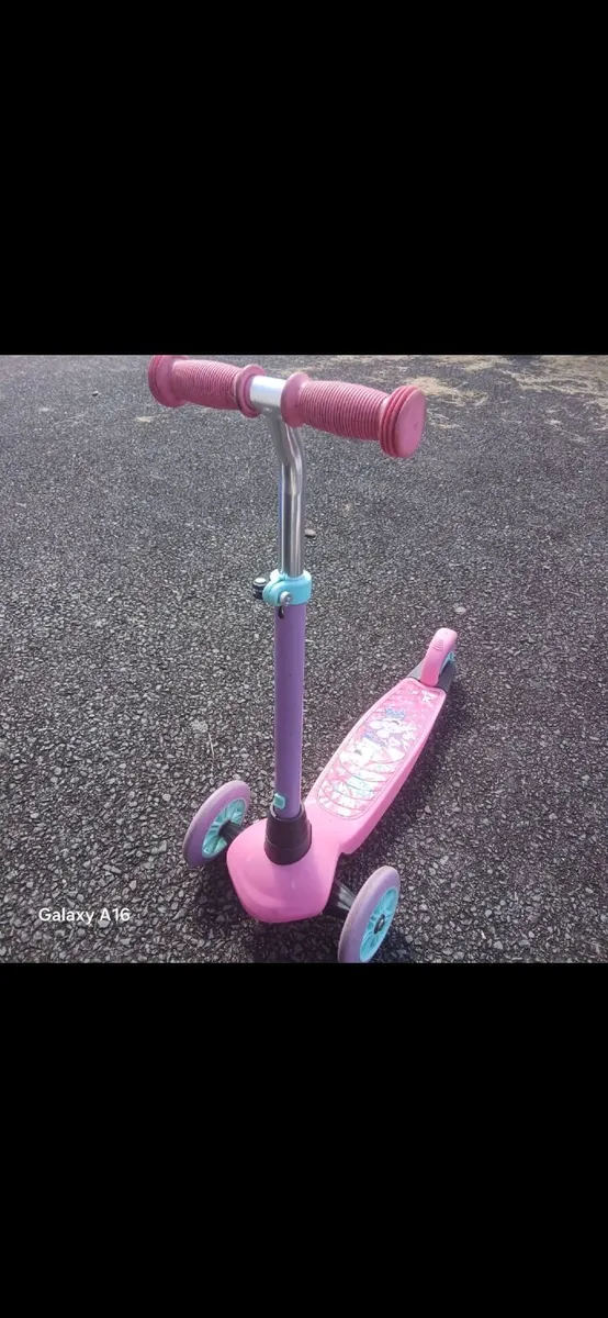 Childs scooter and trike - Image 2