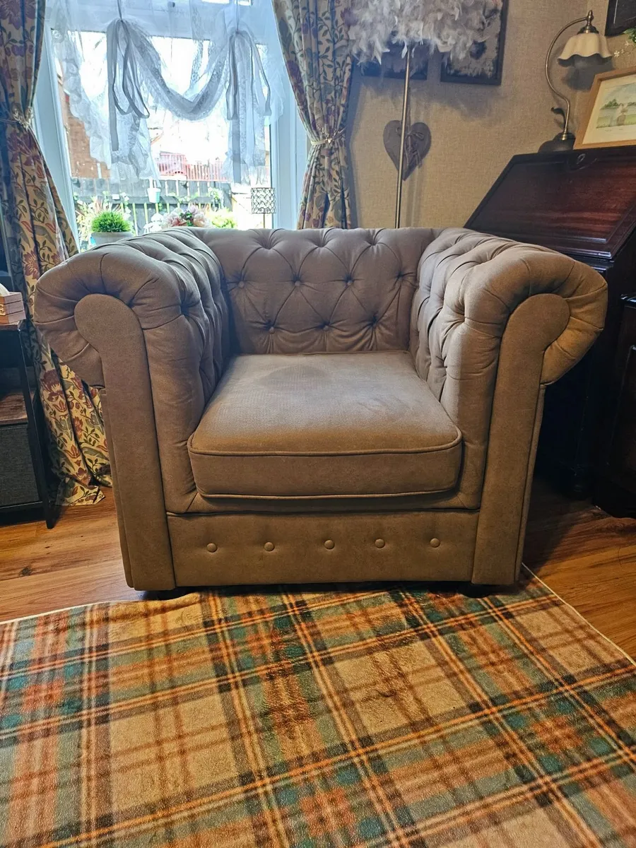 Chesterfield style chair - Image 1