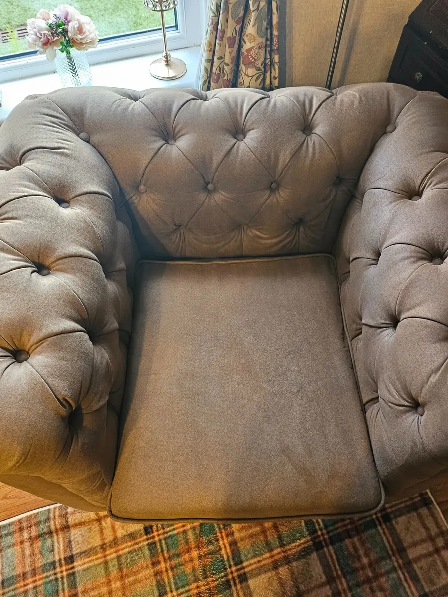 Chesterfield style chair - Image 3