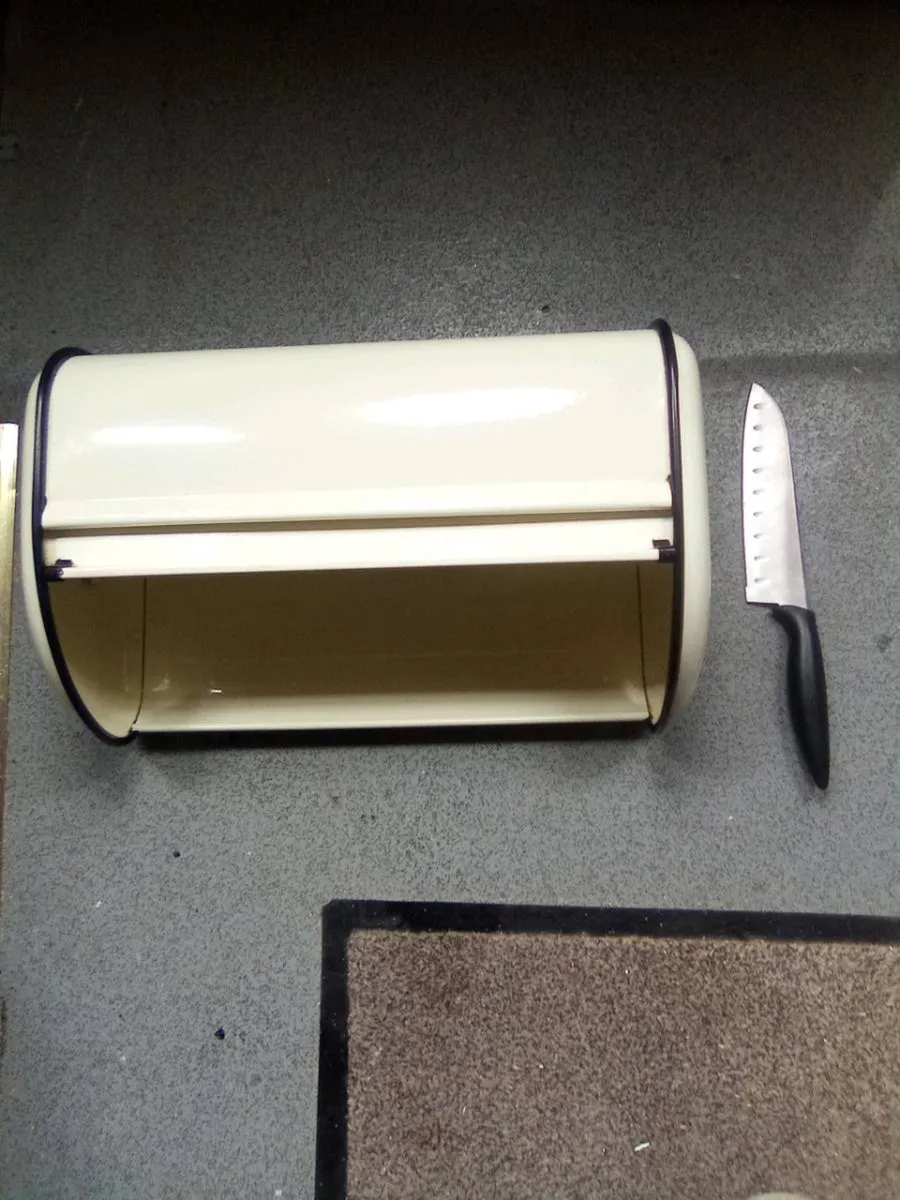 BREAD.  BIN.  AND.  NEW. KITCHEN.  CARVING. KNIFE - Image 2