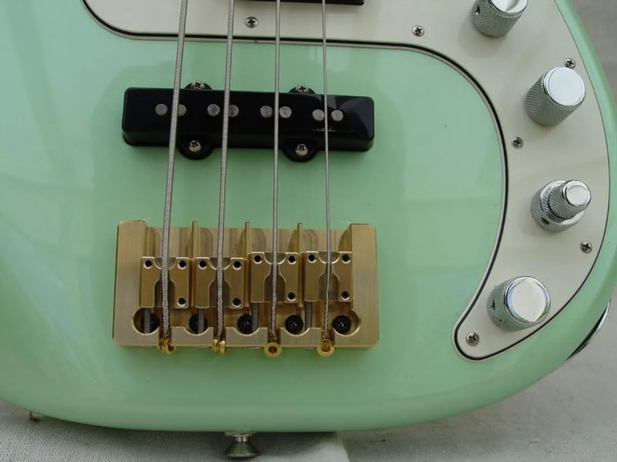 Fender Precision Bass Deluxe Series. - Image 4