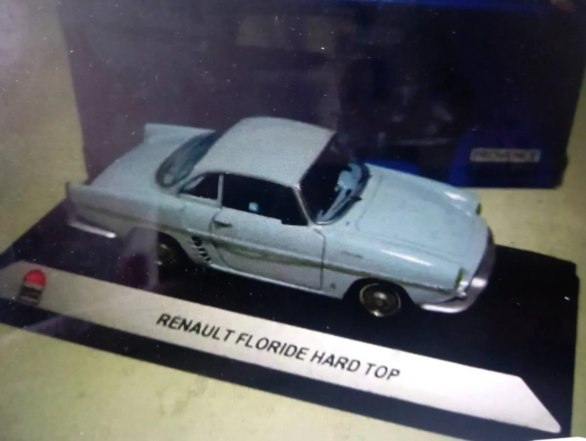RENAULT FLORIDA HARD TOP 1-43 DIE--CAST CAR. - Image 1