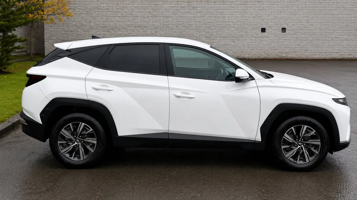 2021 Hyundai Tucson Comfort Plus Commercial - Image 3