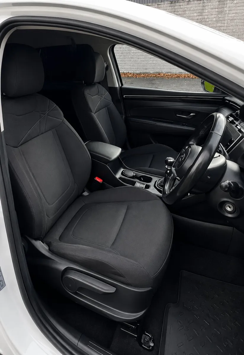 2021 Hyundai Tucson Comfort Plus Commercial - Image 2