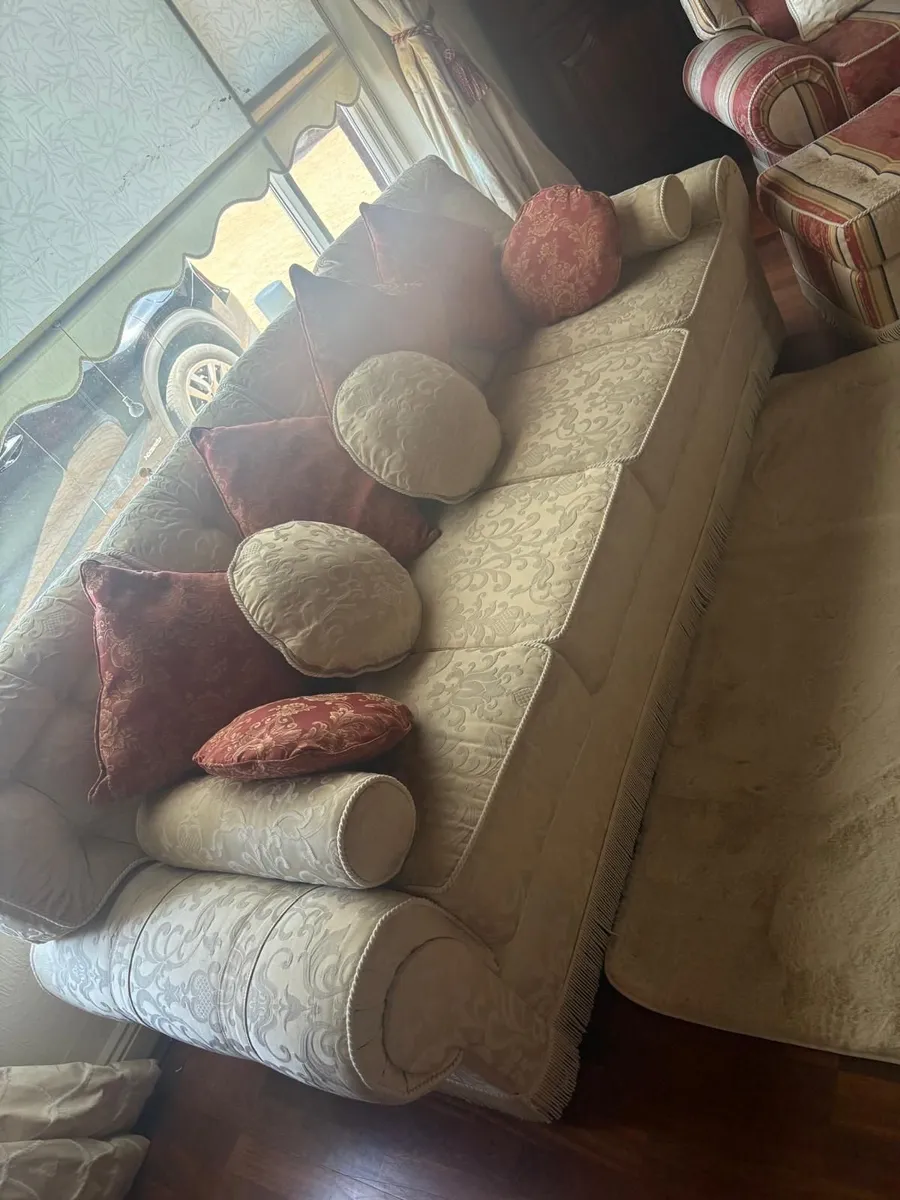 Suite of furniture - Image 2