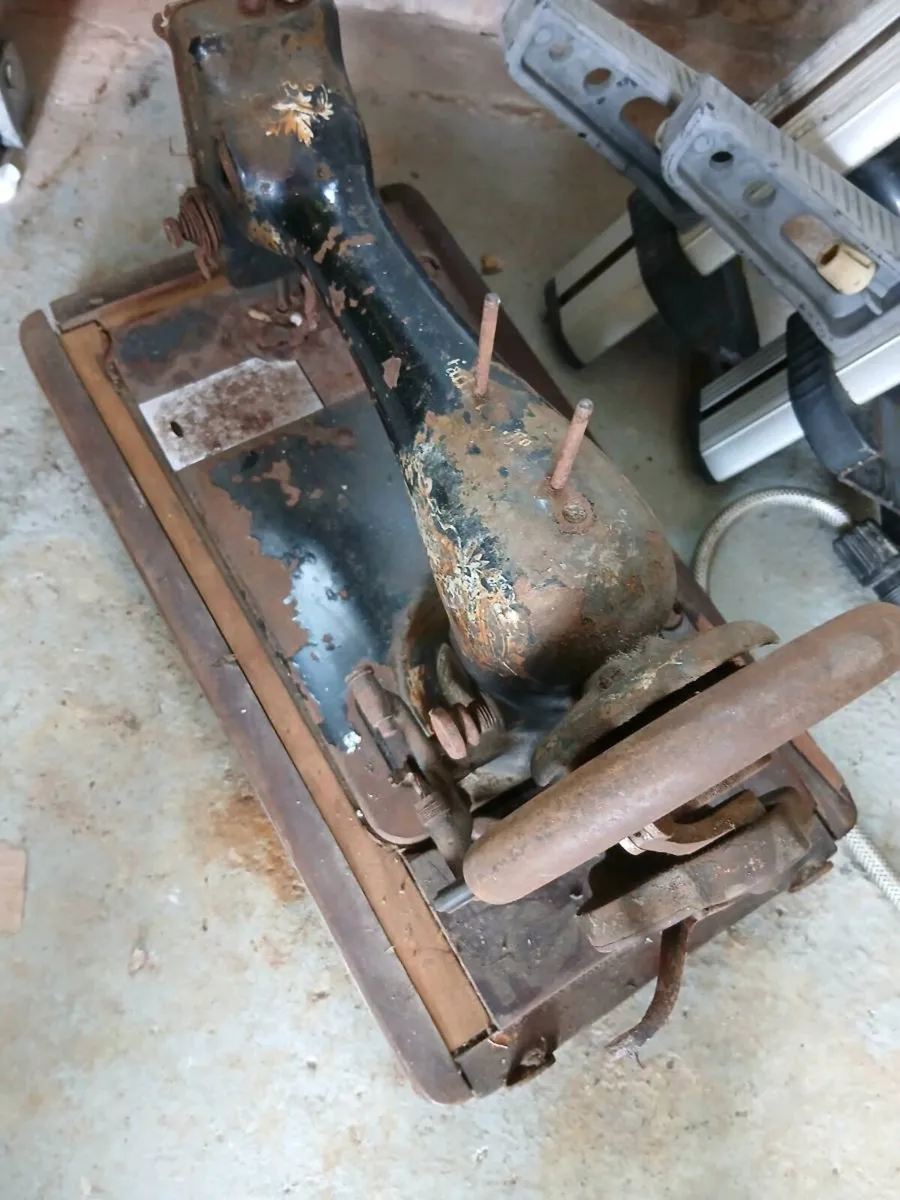 Old sewing machine - Image 1