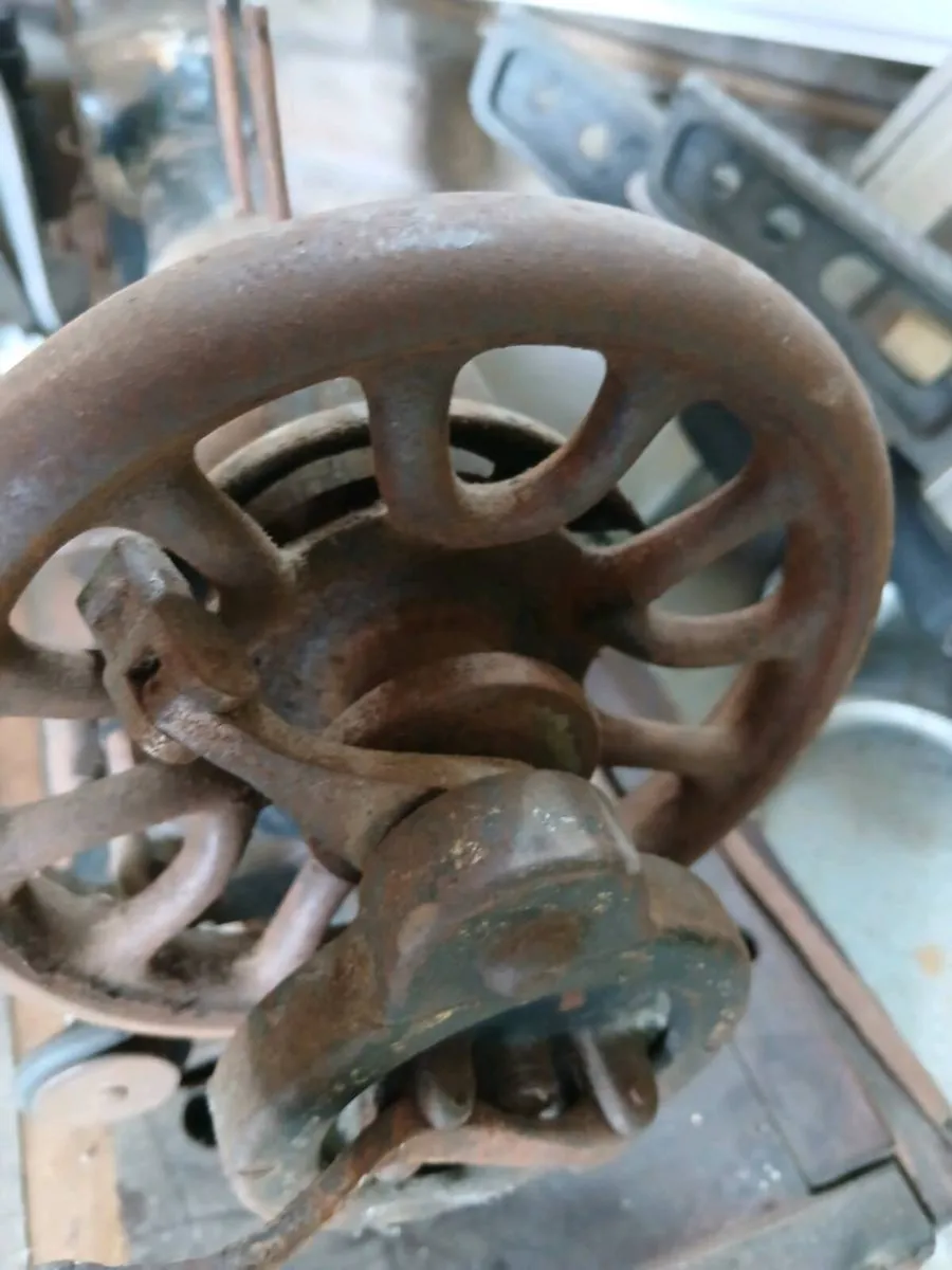Old sewing machine - Image 2