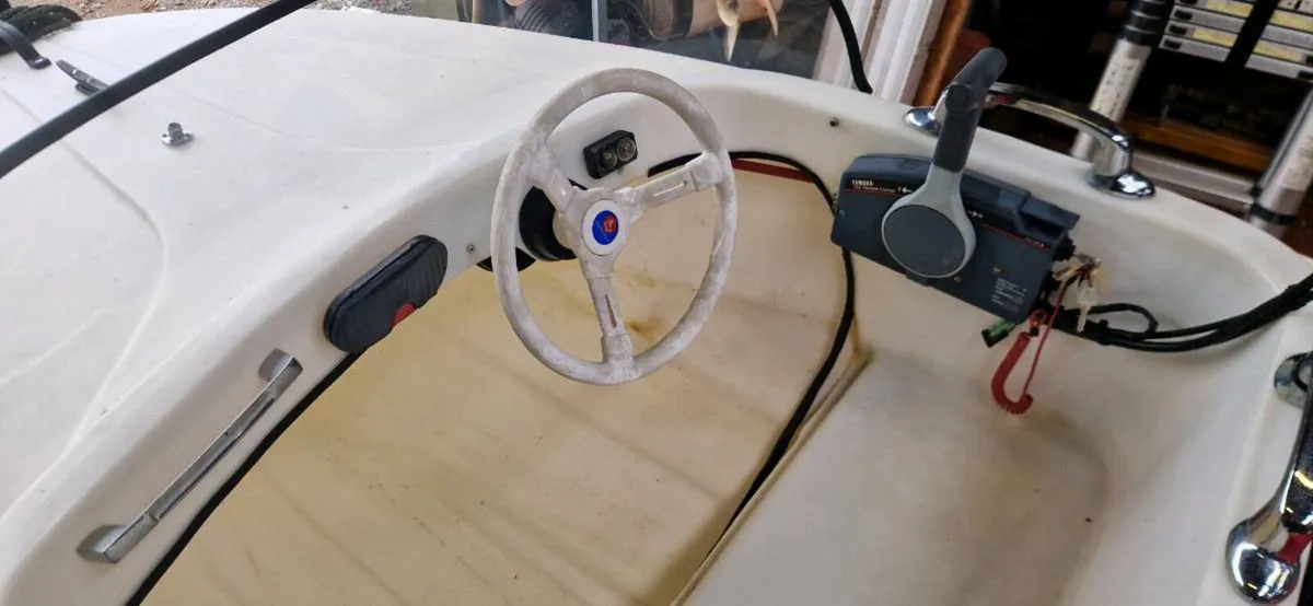Small speed boat - Image 4