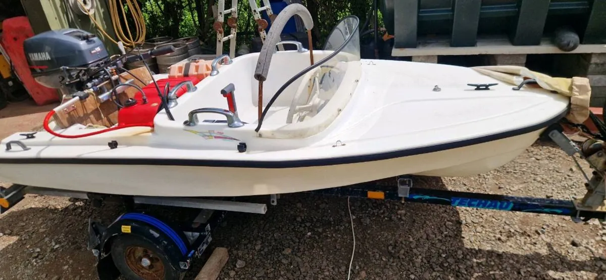 Small speed boat - Image 1