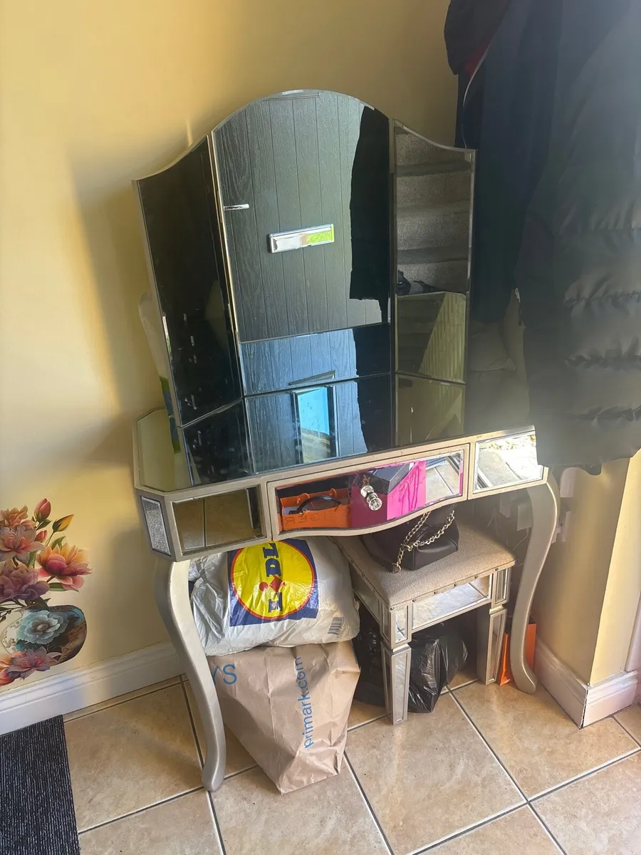 Mirrored Vanity table with chair - Image 2